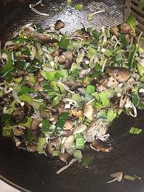 酥皮奶油菌菇汤的做法步骤5