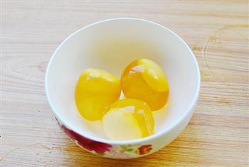 黄瓜拌变蛋的做法图解2