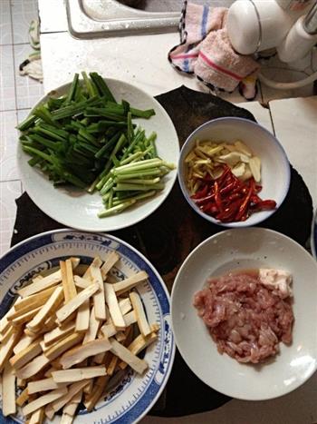 韭菜香干炒肉的做法步骤1
