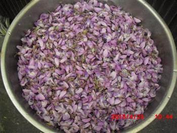 蒜泥拌蒸紫藤萝的做法图解1