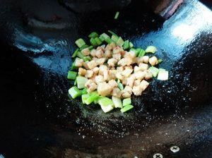 花生芹菜炒粽子的做法步骤7