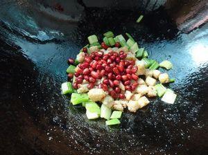 花生芹菜炒粽子的做法步骤8