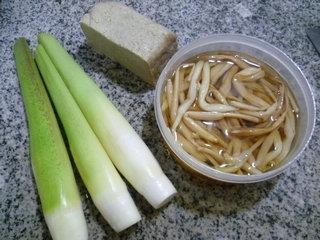 黄花菜茭白烧烤麸的做法步骤2