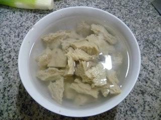 黄花菜茭白烧烤麸的做法步骤4