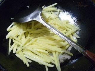 红苋菜炒土豆的做法步骤4