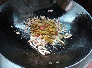咸蒜苔炒肉的做法步骤5