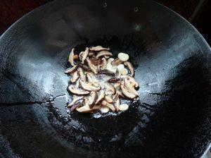 香菇烧丝瓜的做法图解4