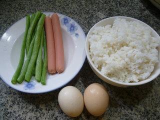 火腿肠梅豆鸡蛋炒饭的做法步骤1