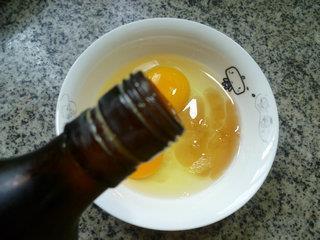 火腿肠梅豆鸡蛋炒饭的做法步骤2