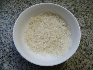 咸肉皮蛋大米粥的做法步骤1