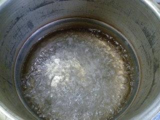咸肉皮蛋大米粥的做法步骤4