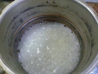 咸肉皮蛋大米粥的做法步骤8