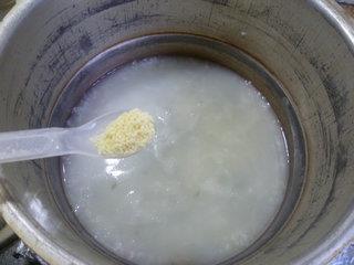 咸肉皮蛋大米粥的做法步骤9