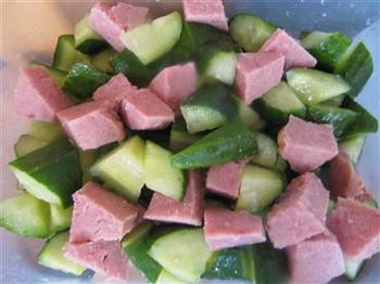 黄瓜拌午餐肉的做法步骤5