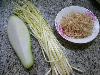 韭菜芽虾皮炒蒲瓜的做法步骤1