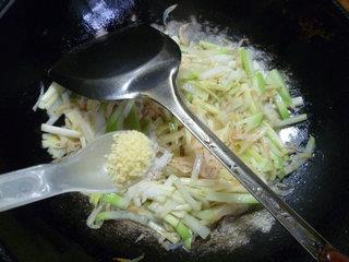 韭菜芽虾皮炒蒲瓜的做法步骤10