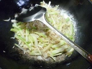 韭菜芽虾皮炒蒲瓜的做法图解11