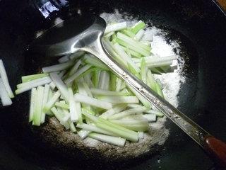 韭菜芽虾皮炒蒲瓜的做法步骤6