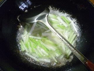 韭菜芽虾皮炒蒲瓜的做法步骤7