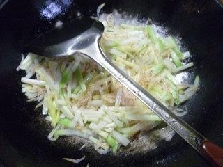 韭菜芽虾皮炒蒲瓜的做法步骤8