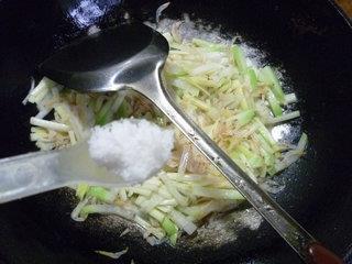 韭菜芽虾皮炒蒲瓜的做法步骤9