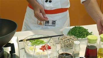 榄菜豆角炒蚬肉的做法步骤2
