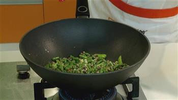 榄菜豆角炒蚬肉的做法步骤5