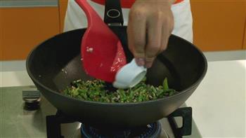 榄菜豆角炒蚬肉的做法步骤6