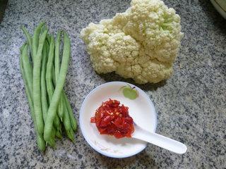 梅豆炒花菜的做法步骤1