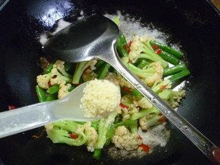 梅豆炒花菜的做法步骤10