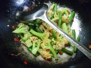 梅豆炒花菜的做法步骤11