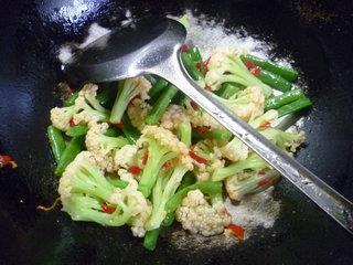 梅豆炒花菜的做法步骤8