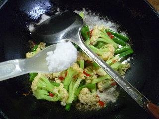 梅豆炒花菜的做法步骤9