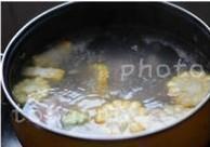 玉米排骨汤的做法图解5