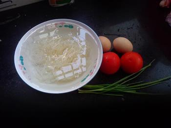 番茄鸡蛋米粉的做法图解1