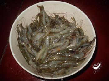 紫苏炒河虾的做法步骤1