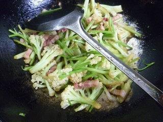 芹菜风干肉炒花菜的做法步骤13