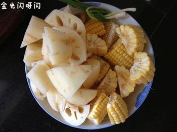 玉米莲藕排骨汤的做法步骤2