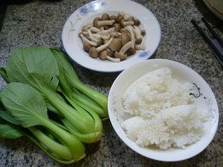 蟹味菇青菜泡饭的做法步骤1