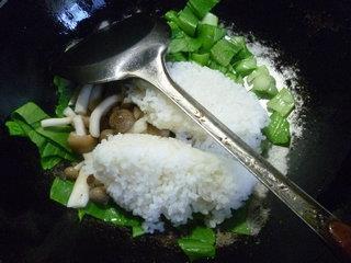 蟹味菇青菜泡饭的做法步骤5