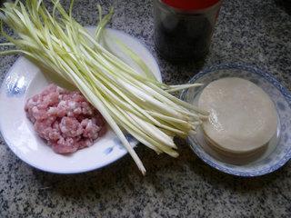 韭菜芽猪肉馅锅贴的做法步骤1