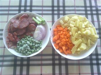 腊肠土豆焖饭的做法步骤1