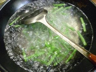 带豆中翅炒花菜的做法步骤10
