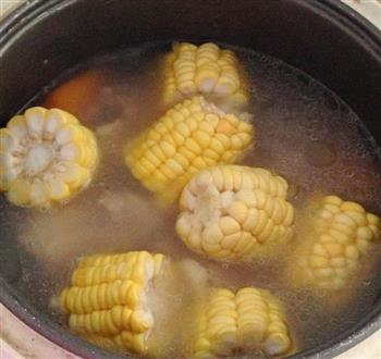玉米筒骨汤的做法图解4