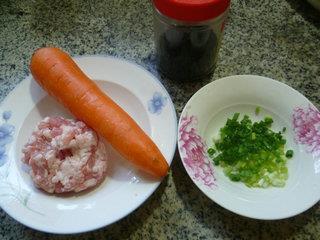 胡萝卜猪肉馅锅贴的做法步骤2