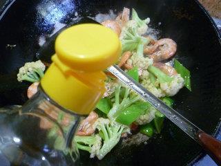 青椒鲜虾炒花菜的做法步骤10