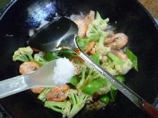 青椒鲜虾炒花菜的做法步骤11