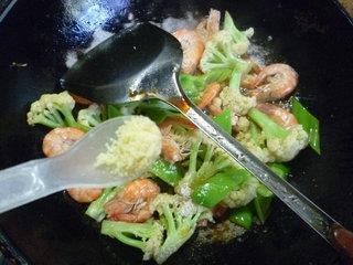 青椒鲜虾炒花菜的做法步骤12