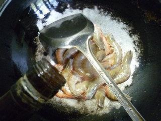 青椒鲜虾炒花菜的做法步骤6