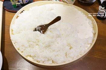飞鱼籽寿司卷的做法步骤1